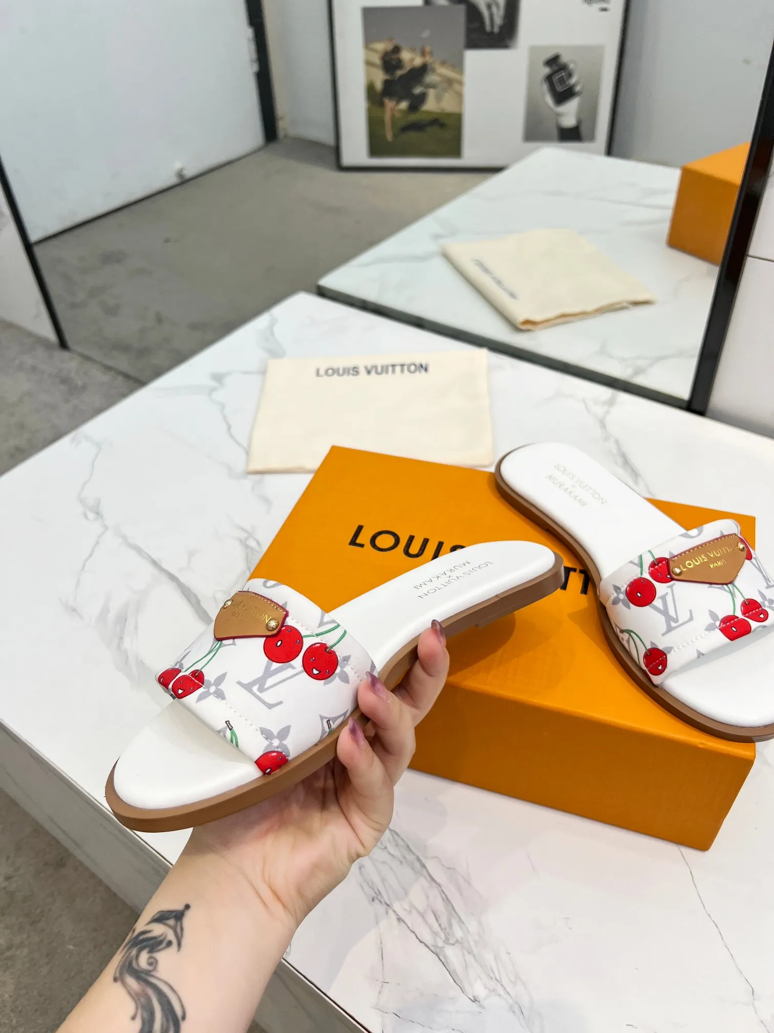 👟👟Ex-factory price 320👟👟 Genuine leather sole +40 Louis Vuitton, 1:1 advanced customization upper, fabric: customized LV special fabric, lining: sheepskin, original molding hardware, code number: 35-42, order with pictures, welcome to send pictures to place an order,